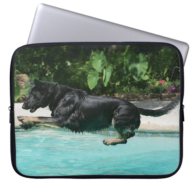 Protection Pour Ordinateur Portable Berger allemand sautant dans l'eau (Devant)