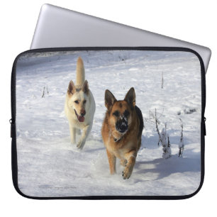 Protection Pour Ordinateur Portable Bergers allemands courant dans la neige
