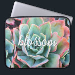 Protection Pour Ordinateur Portable Cactus vert Mint Succulent Photo Blossom Script<br><div class="desc">Les cactus poussent dans les conditions désertiques les plus dures. Faites preuve de force dans cette belle photo de cactus rose, vert menthe, fleurissant, à chaque fois que vous utilisez cette unique pochette d'ordinateur portable en néoprène photographie. Cette manche est disponible en trois tailles : 15", 13" et 10". Fait...</div>
