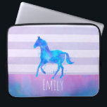 Protection Pour Ordinateur Portable Cheval sauvage en Aquarelle bleu et violet<br><div class="desc">Une pochette d'ordinateur portable personnalisée avec un joli cheval aquarelle aux couleurs bleu et violet. Courir sauvage et libre. Placez-vous sur un arrière - plan à rayures violettes horizontales. Une bordure d'aquarelle bleue et rose est superposée sur le fond.</div>