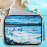 Protection Pour Ordinateur Portable Citation des vagues Hawaii Blue Ocean Photo<br><div class="desc">"Ride les vagues" et rappelle l'odeur fraîche de sel de l'air marin. Détendez-vous, respirez et découvrez les spectaculaires vagues turquoise du Pacifique hawaïen avec cette étonnante pochette d'ordinateur portable en néoprène photographique aux couleurs vibrantes. Cette pochette pour ordinateur portable est disponible en trois tailles : 15", 13" et 10". Fait...</div>