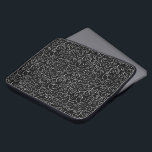 Protection Pour Ordinateur Portable Courbes de défilement blanches sur noir<br><div class="desc">Les courbes blanches défilantes peintes à la main se rencontrent et divergent dans cette conception répétée sur un arrière - plan noir. La peinture design est à la fois libre et décorative. Aquarelle,  scannée,  numériquement rehaussée. Copyright © 2014 Claire E. Skinner. Tous droits réservés.</div>