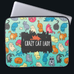 Protection Pour Ordinateur Portable Crazy Cat Lady Cute et Playay Cat Motif<br><div class="desc">Une pochette pour ordinateur portable avec un motif extensible adorable. Beaucoup de chats biscornus. Roulement,  dégringolade et étirement. La couleur arrière - plan est un vert dégradé. Le texte superposé dit "Dame de chat folle" avec une jolie tablette orange posée sur le dos au-dessus du texte.</div>