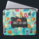 Protection Pour Ordinateur Portable Crazy Cat Lady Cute et Playay Cat Motif<br><div class="desc">Une pochette pour ordinateur portable avec un motif extensible adorable. Beaucoup de chats biscornus. Roulement,  dégringolade et étirement. La couleur arrière - plan est un vert dégradé. Le texte superposé dit "Dame de chat folle" avec une jolie tablette orange posée sur le dos au-dessus du texte.</div>