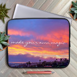 Protection Pour Ordinateur Portable Créez votre propre photo magique de coucher de sol<br><div class="desc">Chaque jour vous donne l'occasion de « créer votre propre magie ». C'est le message de cette housse pour ordinateur portable en néoprène avec une photographie douce et époustouflante représentant un coucher de soleil spectaculairement éclairé en bleu, rose, orange et jaune. Cette housse pour ordinateur portable est disponible en trois...</div>