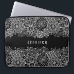 Protection Pour Ordinateur Portable Dentelle florale blanche Arrière - plan noir perso<br><div class="desc">Monogramme en dentelle florale noire et blanche. Customisez votre arrière - plan à n'importe quelle couleur que vous aimez avec de la dentelle blanche.</div>