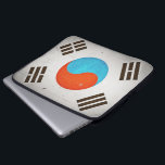 Protection Pour Ordinateur Portable Drapeau sale vintage artistique frais de la Corée<br><div class="desc">Douille d'ordinateur portable de concepteur avec un vieux drapeau semblant sale de la Corée du Sud. Choix de taille : 10",  13",  15".</div>