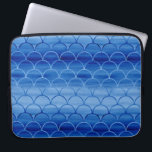 Protection Pour Ordinateur Portable Echelles d'aquarelle bleu prussien géométrique<br><div class="desc">La pochette élégante personnalisée pour ordinateur portable comporte des rangées d'écailles interdépendantes dans un motif géométrique qui va du bleu foncé au bleu clair. Leurs contours, en revanche, vont du bleu clair au bleu foncé. Les traits d'aquarelle bleu prussien visibles dans les formes de ventilateur montrent des variations de couleur...</div>