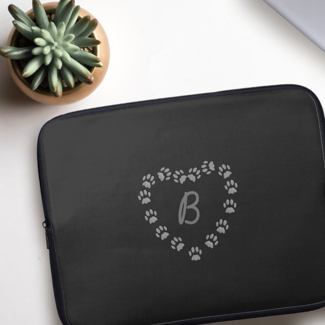 Protection Pour Ordinateur Portable Empreinte de patte Heart Monogramme Portable noir (A paw print heart black laptop sleeve with space for your initial)