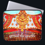 Protection Pour Ordinateur Portable Étaler la citation étincelante or visage carrousel<br><div class="desc">"Étalez le scintillement". Vous pouvez presque sentir la musique de la pièce-pa-pa-pa, les symboles écrasants, ainsi que le mouvement haut et bas et rond et rond du manège-aller-rond chaque fois que vous utilisez cette manchette d'ordinateur portable en néoprène photo en or et carrousel rouge face médaillon gros plan. Cette pochette...</div>