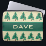 Protection Pour Ordinateur Portable Evergreens d'hiver Enthousiasme extérieur Personna<br><div class="desc">Ce design présente des groupements d'arbres à feuillage persistant d'hiver. Il fait un choix cadeau merveilleux pour les amoureux de la nature et ceux qui aiment les loisirs de plein air. Prêt à personnaliser avec votre nom ou vos initiales. Les éléments monogrammes peuvent être supprimés si vous préférez l'élément sans...</div>