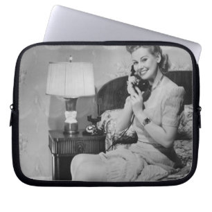 Protection Pour Ordinateur Portable Femme parlant au téléphone