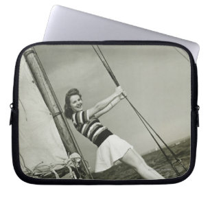 Protection Pour Ordinateur Portable Femme tenant le calage sur le yacht