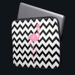 Protection Pour Ordinateur Portable Flamant rose rose décoré d'un monogramme   Chevron<br><div class="desc">Un cadeau comportant une illustration d'un flamant rose.  Personnalisez avec votre monogramme à l'intérieur de cercle sur le corps du flamant.  L'arrière - plan est chevron noir et blanc.</div>