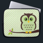 Protection Pour Ordinateur Portable Hibou vert mignon<br><div class="desc">La douille élégante de l'électronique comporte une belle illustration de vecteur d'un hibou été perché sur une branche d'arbre.</div>