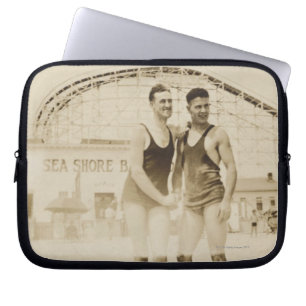 Protection Pour Ordinateur Portable Hommes se tenant sur la plage