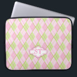 Protection Pour Ordinateur Portable Jacquard style motif rose monogramme coque ordinat<br><div class="desc">Tissu imprimé motif diamant effet dans les tons rose et vert pâle avec monogramme blanc. Personnalisez avec vos initiales. Il lit actuellement ST. Motif conçu de façon unique et basé sur le tartan Jacquard et le design par Sarah Trett.</div>