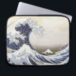 Protection Pour Ordinateur Portable La grande vague d'Hokusai<br><div class="desc">Profitez de cette étonnante reproduction de la célèbre empreinte en bois ukiyo-e "Thirty-Six Views of Mount Fuji : The Great Wave Off the Coast of Kanagawa" de l'artiste japonais Katsushika Hokusai. Thirty-Six Views of Mount Fuji est une série de 46 impressions représentant différentes caractéristiques du mont Fuji, la plus haute...</div>