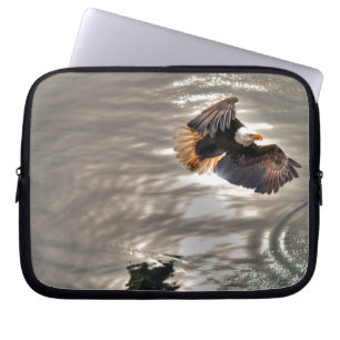 Protection Pour Ordinateur Portable L'aigle à tête blanche américain survole l'océan