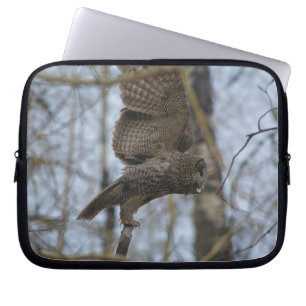 Protection Pour Ordinateur Portable Lancement de la chouette grise dans la forêt