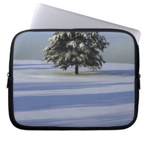 Protection Pour Ordinateur Portable L'arbre dans la neige a couvert le paysage