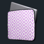 Protection Pour Ordinateur Portable Lavande et méandre blanc<br><div class="desc">Cette lavande cool et motif géométrique blanche est une décoration originale. Les diamants de la lavande aux bordures blanches sont entourés de méandres violets clairs qui les entourent. Des zigzags blancs séparent les chemins sinueux violets pâles et les diamants décalés. numériquement créé une image. Copyright © 2013 Claire E. Skinner....</div>