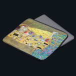 Protection Pour Ordinateur Portable Le baiser de Gustav Klimt, Art Nouveau Vintage<br><div class="desc">Le Kiss (Der Kuss) (1907/08) de Gustav Klimt est probablement son oeuvre la plus célèbre. Klimt a commencé à y travailler en 1907 et c'est le point culminant de sa soi-disant "période d'or". The Kiss est une vintage peinture d'amour et d'amour de l'époque victorienne Symbolisme mettant en vedette un couple...</div>