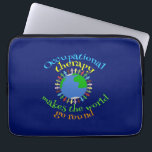 Protection Pour Ordinateur Portable L'ergothérapie fait tourner le monde<br><div class="desc">Un beau cadeau d'ergothérapeute avec des gens tenant la main debout sur la terre. Un joli cadeau OT pour Noël pour leur montrer l'appréciation pour tout ce qu'ils font avec la thérapie sensorielle pour aider votre enfant.</div>