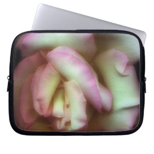 Protection Pour Ordinateur Portable <Love is a Rose> par Nathan Griffith
