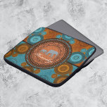 Protection Pour Ordinateur Portable Manche Ordinateur Portable Eléphants Décoré<br><div class="desc">Protégez votre ordinateur portable pendant que vous êtes en déplacement avec ce design de manche attrayant avec un éléphant et son bébé orné d'un motif circulaire coloré. Le texte personnalisable vous permet de modifier les polices, de modifier les couleurs et les tailles du texte comme vous le souhaitez. Personnalisez-vous ou...</div>