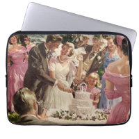 Mariés de mariage vintage coupant le gâteau