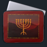 Protection Pour Ordinateur Portable Menorah de Moshe<br><div class="desc">Dans la Torah Moshe Rabbenu est dit : "Vous ferez une Menorah d'or pur, battu, la Menorah sera faite, sa base, sa branche, ses gobelets, ses boutons, et ses fleurs seront martelées de lui, " [Mot 25:31] et plus tard, "Voir, et construire, selon leur forme que vous êtes montré sur...</div>
