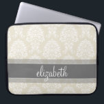 Protection Pour Ordinateur Portable Modèle de Damas Vintage gris et lin avec nom<br><div class="desc">Un motif élégant avec une police de caractères élégante conçue pour une femme féminine. Ajoutez votre nom ou votre monogramme. Si vous devez apporter des modifications à l'illustration,  cliquez sur le bouton customiser pour apporter des modifications.</div>