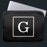 Protection Pour Ordinateur Portable Monograme de Black White Framed Initial<br><div class="desc">Noir Blanc encadré Monogramme initial Un arrière - plan élégant noir solide avec une zone encadrée blanche pour votre monogramme, nom ou autre texte. Vous pouvez également modifier la police de texte, modifier la taille et la couleur de la police, déplacer le texte, etc. Si vous voulez ce design dans...</div>