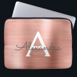 Protection Pour Ordinateur Portable Monogramme en acier inoxydable rose Rose Rose Rose<br><div class="desc">Or rose - Pink Faux Acier Inoxydable Pile Métallique Moderne et Élégant Manche Monogramme. Cette pochette d'ordinateur portable personnalisée monogrammée peut être customisée pour inclure votre nom initial et prénom et fait un cadeau de Noël ou d'anniversaire parfait.</div>