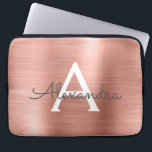 Protection Pour Ordinateur Portable Monogramme en acier inoxydable rose Rose Rose Rose<br><div class="desc">Or rose - Pink Faux Acier Inoxydable Pile Métallique Moderne et Élégant Manche Monogramme. Cette pochette d'ordinateur portable personnalisée monogrammée peut être customisée pour inclure votre nom initial et prénom et fait un cadeau de Noël ou d'anniversaire parfait.</div>