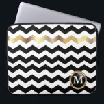 Protection Pour Ordinateur Portable Monogramme Grandes Tirures Chevron Noir, Blanc et<br><div class="desc">Elégant Monogram Black, White & Gold Chevron Stripes Portable Sleeve prêt pour vous de personnaliser. ⭐ Ce Produit est 100% Personnalisable. Les graphiques et/ou le texte peuvent être ajoutés, supprimés, déplacés, redimensionnés, changés autour, tournés, etc... ... ... ... ... ... ... ... ... ... ... ... ... ... ... ......</div>