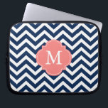 Protection Pour Ordinateur Portable Monogramme Motif Coral & Blue Zigzags<br><div class="desc">Des rayures de chevrons modernes et chic et un monogramme de carrelage.</div>