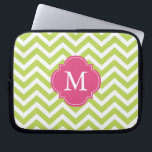 Protection Pour Ordinateur Portable Monogramme Motif Kiwi Green et Fuschia Zigzags<br><div class="desc">Des rayures de chevrons modernes et chic et un monogramme de quatrefoil.</div>