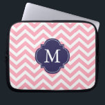 Protection Pour Ordinateur Portable Monogramme Motif rose et bleu Zigzags<br><div class="desc">Des rayures de chevrons modernes et chic et un monogramme de quatrefoil.</div>