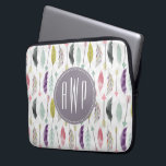 Protection Pour Ordinateur Portable Monogramme Plumes et flèches<br><div class="desc">Un cadeau avec un motif de plumes et de flèches. Personnalisez avec votre monogramme.</div>