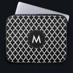 Protection Pour Ordinateur Portable Monogramme Quatrefoil noir et blanc<br><div class="desc">Manche d'ordinateur portable Quatrefoil noir et blanc prêt à être personnalisé. ⭐ Ce Produit est 100% Personnalisable. Les graphiques et/ou le texte peuvent être ajoutés, supprimés, déplacés, redimensionnés, changés autour, tournés, etc... ... ... ... ... ... ... ... ... ... ... ... ... ... ... ... ... ... ... ......</div>