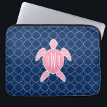 Protection Pour Ordinateur Portable Monogramme Tortue de mer rose bleu Quatrefoil<br><div class="desc">Un cadeau avec l'illustration d'une tortue de mer rose.  Personnalisez avec votre monogramme sur la carapace de la tortue.  Arrière - plan est navy blue quatrefoil motif.</div>