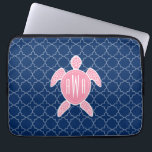 Protection Pour Ordinateur Portable Monogramme Tortue de mer rose bleu Quatrefoil<br><div class="desc">Un cadeau avec l'illustration d'une tortue de mer rose.  Personnalisez avec votre monogramme sur la carapace de la tortue.  Arrière - plan est navy blue quatrefoil motif.</div>