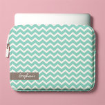 Protection Pour Ordinateur Portable Motif Aqua Zig Zag Chevrons<br><div class="desc">Personnalisez cette pochette élégante pour ordinateur portable avec votre nom, initiales, monogramme, une date spéciale ou tout texte de votre choix. Visitez notre magasin pour plus de choix de couleurs et de motifs ainsi que des produits correspondants tels que les manches ipad, les couvertures iphone et android et plus encore!...</div>