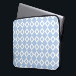 Protection Pour Ordinateur Portable Motif bleu clair et diamant blanc<br><div class="desc">Motif géométrique cool de formes diamant bleu et blanc qui s'imbriquent. Les diamants blancs contiennent chacun un petit losange bleu bébé qui fait du bleu pâle la couleur dominante du design original. numériquement créé une image. Copyright © 2013 Claire E. Skinner. Tous droits réservés.</div>