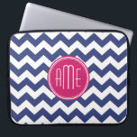 Protection Pour Ordinateur Portable Motif Chevron avec Monogram - Navy Magenta<br><div class="desc">Un design populaire avec une zone pour ajouter vos initiales. Couleurs et motifs tendance pour votre téléphone. Si vous devez ajuster les monogrammes,  cliquez sur le bouton personnaliser et apporter des modifications.</div>