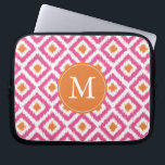 Protection Pour Ordinateur Portable Motif Ikat rose monogramme<br><div class="desc">Le design élégant et chic est doté d'un motif ikat de diamants coloré et tendance et peut être personnalisé avec votre monogramme,  initiale,  nom,  ou n'importe quel texte de votre choix pour un cadeau personnalisé parfait!</div>