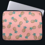 Protection Pour Ordinateur Portable motif tropical d'ananas d'or de faux d'été mignon<br><div class="desc">L'été et la conception à la mode représentant le motif d'ananas d'or et de turquoise de faux sur une pêche dentellent l'arrière - plan.</div>