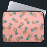 Protection Pour Ordinateur Portable motif tropical d'ananas d'or de faux d'été mignon<br><div class="desc">L'été et la conception à la mode représentant le motif d'ananas d'or et de turquoise de faux sur une pêche dentellent l'arrière - plan.</div>